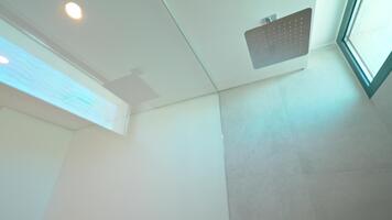 sekventiell fångande professionell dusch huvud installation i minimalistisk vit kaklade badrum, förvandla tömma Plats in i färdiga uppstart video