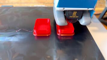 3d stampante la creazione di Due rosso plastica oggetti video