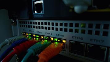 Basso leggero macro di ethernet cavi raggiante sotto guidato luci, che rappresentano moderno dati comunicazione, Internet infrastruttura, e esso ingegneria concetti video