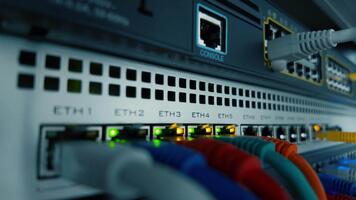 macro di colorato ethernet cavi e lampeggiante led su router, simboleggiante dati trasferimento, comunicazione, e moderno Rete tecnologia infrastruttura video