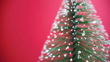 makro skott av en roterande jul träd med ljus röd kopia Plats, idealisk för Semester visuella och vertikal rulle bakgrunder video