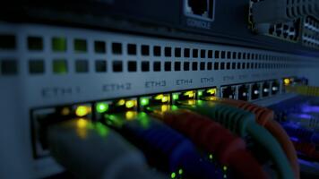 vicino su di lampeggiante led su Rete interruttore mostrando dati flusso e connessione attività, Perfetto per esso, tecnologia, e dati concetti video