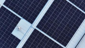 zumbido ascendente y giratorio terminado solar panel formación en grande industrial edificio, moderno renovable energía concepto video