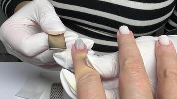 fechar-se do com luva mãos criando gato olho magnético unha Projeto em uma do modelo unha durante profissional manicure Treinamento sessão, exibindo técnica e festivo feriado estilo para beleza curso promoção video