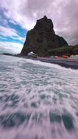 lindo e surpreendente mar Visão com Forte ondas e lagoa do grande pedras ocupado com Alto Rapidez fpv zangão vertical Visão video