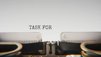 gammal mekanisk skrivmaskin skriver uppgift tvinga i en stänga upp se, med metall brev slående de vit papper. video