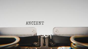 antiguo mecánico máquina de escribir mecanografía antiguo misterios desenterrado en un cerca arriba vista, con metal letras sorprendentes el blanco papel. video