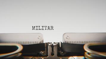 vecchio meccanico macchina da scrivere digitando militare direttiva nel un' vicino su Visualizza, con metallo lettere Impressionante il bianca carta. video