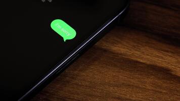 detailopname visie van een smartphone scherm tonen een uitgaand ik ben Sorry tekst bericht in een groen bubbel, gevangen genomen net zo het stuurt met een glad pop-up animatie. video
