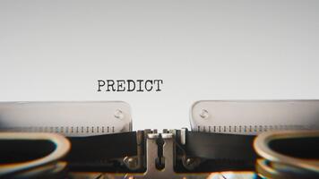 gammal mekanisk skrivmaskin skriver förutsägelse i en stänga upp se, med metall brev slående de vit papper. video