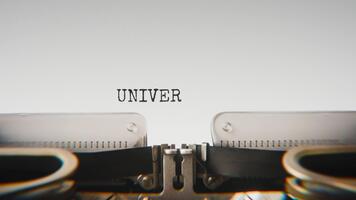 antiguo mecánico máquina de escribir mecanografía Universidad en un cerca arriba vista, con metal letras sorprendentes el blanco papel. video