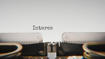 gammal mekanisk skrivmaskin skriver intressera i en stänga upp se, med metall brev slående de vit papper. video