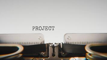 gammal mekanisk skrivmaskin skriver projekt svart låda i en stänga upp se, med metall brev slående de vit papper. video