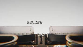 gammal mekanisk skrivmaskin skriver återskapa i en stänga upp se, med metall brev slående de vit papper. video