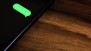 närbild se av en smartphone skärm som visar ett utgående snälla du ring upp mig, dess brådskande text meddelande i en grön bubbla, fångad som den skickar med en slät dyka upp animation. video