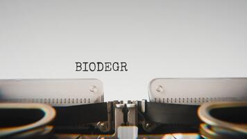 gammal mekanisk skrivmaskin skriver biologiskt nedbrytbar i en stänga upp se, med metall brev slående de vit papper. video