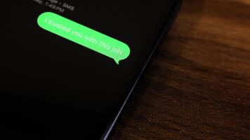 detailopname visie van een smartphone scherm tonen een uitgaand ik vertrouwd u met deze functie, en u helemaal mislukt, u zijn ontslagen, Nee meer kansen tekst bericht in een groen bubbel, gevangen genomen net zo het verzendt. video
