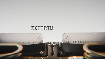 gammal mekanisk skrivmaskin skriver experimentell data i en stänga upp se, med metall brev slående de vit papper. video