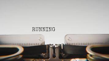 vecchio meccanico macchina da scrivere digitando in esecuzione diagnostica nel un' vicino su Visualizza, con metallo lettere Impressionante il bianca carta. video