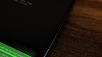 detailopname visie van een smartphone scherm tonen een uitgaand de vergadering begonnen al, iedereen is aan het wachten voor jij, toetreden net zo spoedig net zo mogelijk. tekst bericht in een groen bubbel, gevangen genomen net zo het verzendt. video