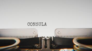 vecchio meccanico macchina da scrivere digitando consolato nel un' vicino su Visualizza, con metallo lettere Impressionante il bianca carta. video