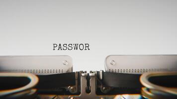 alt mechanisch Schreibmaschine Tippen Passwort im ein schließen oben Sicht, mit Metall Briefe auffällig das Weiß Papier. video