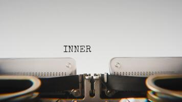 gammal mekanisk skrivmaskin skriver inre trodde i en stänga upp se, med metall brev slående de vit papper. video