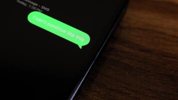närbild se av en smartphone skärm som visar ett utgående jag kan inte Fortsätta tycka om detta ha sönder upp tema text meddelande i en grön bubbla som den skickar. video