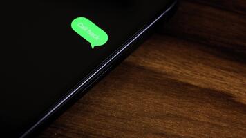 närbild se av en smartphone skärm som visar ett utgående ring upp tillbaka text meddelande i en grön bubbla, fångad som den skickar med en slät dyka upp animation. video
