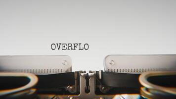 antiguo mecánico máquina de escribir mecanografía Desbordamiento en un cerca arriba vista, con metal letras sorprendentes el blanco papel. video