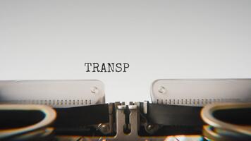 antiguo mecánico máquina de escribir mecanografía transparencia en un cerca arriba vista, con metal letras sorprendentes el blanco papel. video