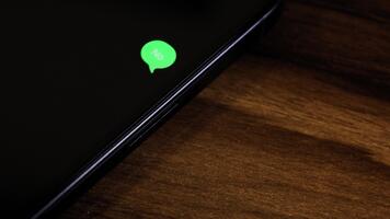 detailopname visie van een smartphone scherm tonen een uitgaand Nee tekst bericht in een groen bubbel, gevangen genomen net zo het stuurt met een glad pop-up animatie. video