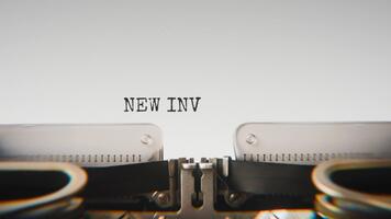 gammal mekanisk skrivmaskin skriver ny uppfinning i en stänga upp se, med metall brev slående de vit papper. video