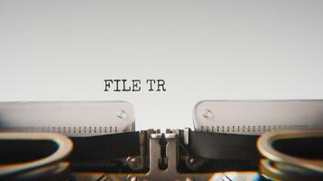 vecchio meccanico macchina da scrivere digitando file trasferimento completare nel un' vicino su Visualizza, con metallo lettere Impressionante il bianca carta. video