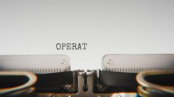 antiguo mecánico máquina de escribir mecanografía operaciones mejorado en un cerca arriba vista, con metal letras sorprendentes el blanco papel. video