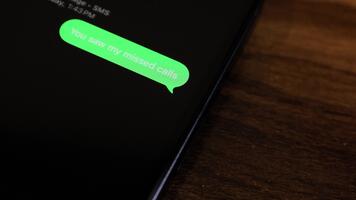 närbild se av en smartphone skärm som visar ett utgående du fick syn på min missade samtal, men du gjorde det inte svar, Varför är du håller på med detta text meddelande i en grön bubbla, fångad som den skickar. video