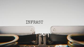 gammal mekanisk skrivmaskin skriver infrastruktur i en stänga upp se, med metall brev slående de vit papper. video