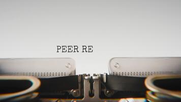 gammal mekanisk skrivmaskin skriver jämlikar recension i en stänga upp se, med metall brev slående de vit papper. video