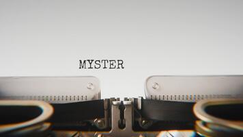 gammal mekanisk skrivmaskin skriver mysterium löst i en stänga upp se, med metall brev slående de vit papper. video