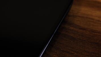 närbild se av en smartphone skärm som visar ett utgående detta är Bra Hejdå ha sönder upp tema text meddelande i en grön bubbla som den skickar. video