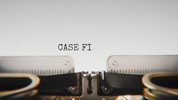 velho mecânico máquina de escrever digitando caso Arquivo 017 uma dentro uma fechar acima visualizar, com metal cartas impressionante a branco papel. video