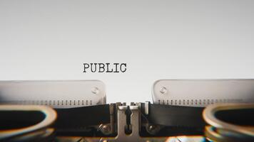 gammal mekanisk skrivmaskin skriver offentlig förtroende i en stänga upp se, med metall brev slående de vit papper. video