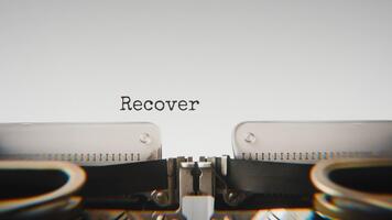 oud mechanisch schrijfmachine typen herstel programma's in een dichtbij omhoog visie, met metaal brieven opvallend de wit papier. video