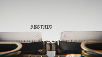 gammal mekanisk skrivmaskin skriver begränsad tillgång i en stänga upp se, med metall brev slående de vit papper. video