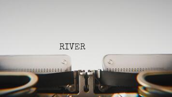 antiguo mecánico máquina de escribir mecanografía río subir en un cerca arriba vista, con metal letras sorprendentes el blanco papel. video