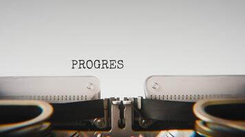 gammal mekanisk skrivmaskin skriver framsteg inte fullkomlighet i en stänga upp se, med metall brev slående de vit papper. video