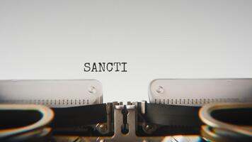 oud mechanisch schrijfmachine typen sancties in een dichtbij omhoog visie, met metaal brieven opvallend de wit papier. video