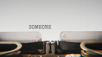 antiguo mecánico máquina de escribir mecanografía alguien golpeado dos veces en un cerca arriba vista, con metal letras sorprendentes el blanco papel. video