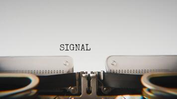 gammal mekanisk skrivmaskin skriver signal förlorat i en stänga upp se, med metall brev slående de vit papper. video