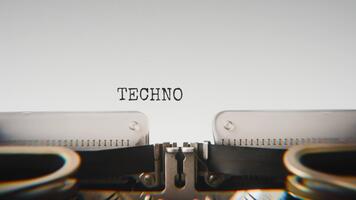 oud mechanisch schrijfmachine typen technologisch evolutie in een dichtbij omhoog visie, met metaal brieven opvallend de wit papier. video